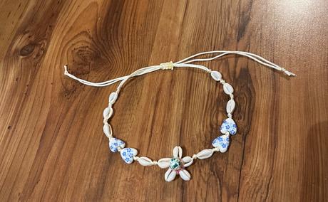 Náhrdelník z malých mušličiek a korálikov, 