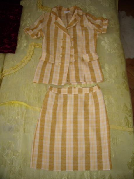 Kostýmček s krátkou sukňou, 38