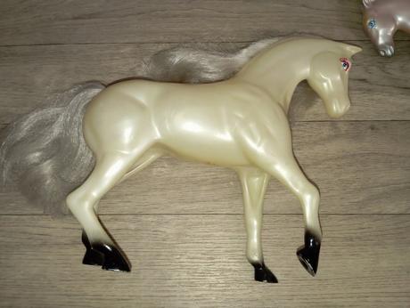 Bábika, dieťa a dva kone, 