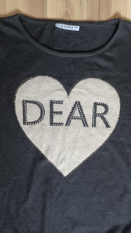 Sveter s nápisom a kamienkami, s