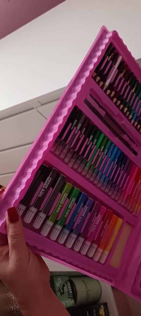 Obrovský kufrík s množstvom farbičiek,fixiek,