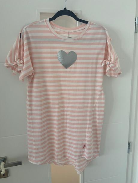 Pískacie šaty, 158