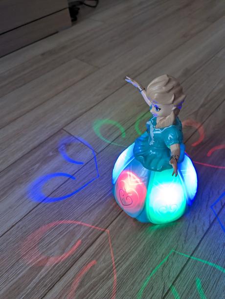 Svietiaca, hrajuca a tancujuca elza, 