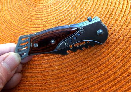 Zatvárací kvalitný nôž s púzdrom,