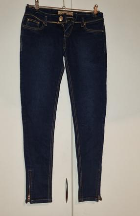 Džinsy v super stave krásne detaily, s