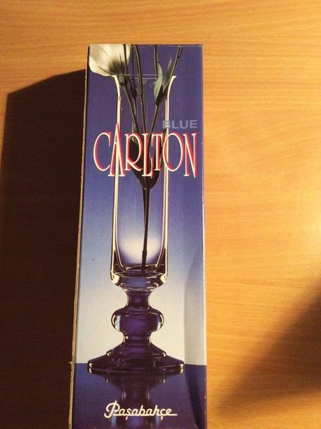 Úzka sklenená váza,