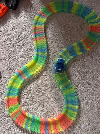 Svietiaca autodráha z dielikov,