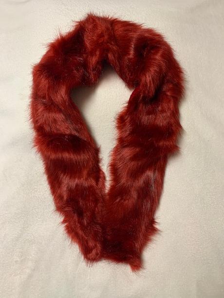 Dlhší bordovo červený golier z umelej kožušiny,