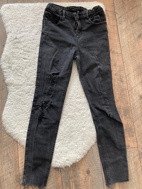 Reserved čierne trhané rifle, reserved,164