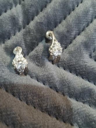 Strieborné náušnice so zirkónmi dĺžka 13 mm, 