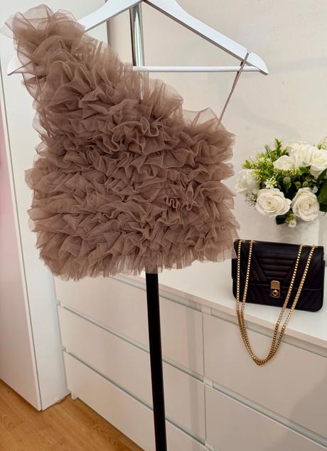 Zara top na jedno rameno s bohatými volánmi, zara,s