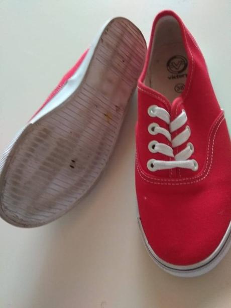 Červené tenisky, 36