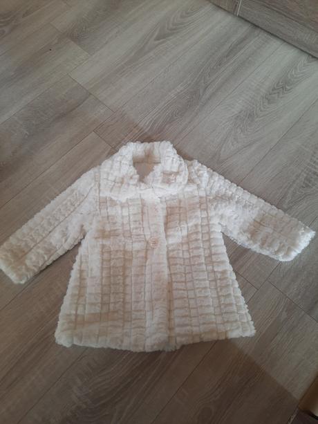 Nádherný biely kabátik, 98