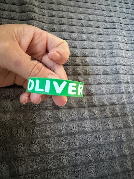 Detský silikónový náramok s menom oliver,