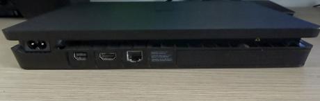 Playstation 4 slim,