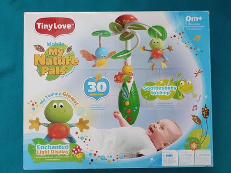 Svietiaci a hrajúci kolotoč tiny love, 