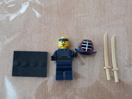 Lego minifigúrka bojovník modrý séria 15,