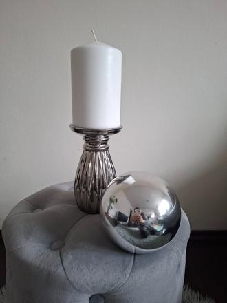 Svietnik so sviečkou + dekoračná gula,