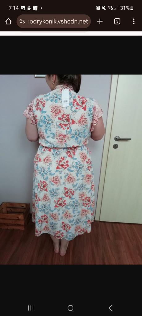 Kvetovane šaty s volanom, 46