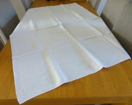 Biely damaškový obrus, 