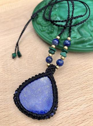 Náhrdelník z minerálov lapis lazuli a malachit,