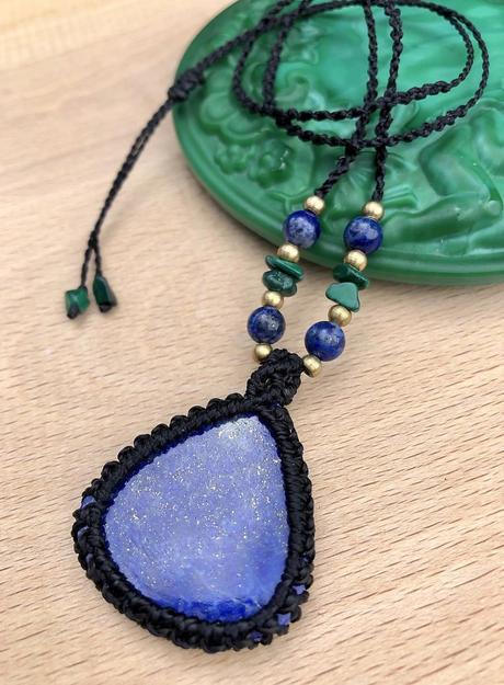 Náhrdelník z minerálov lapis lazuli a malachit,