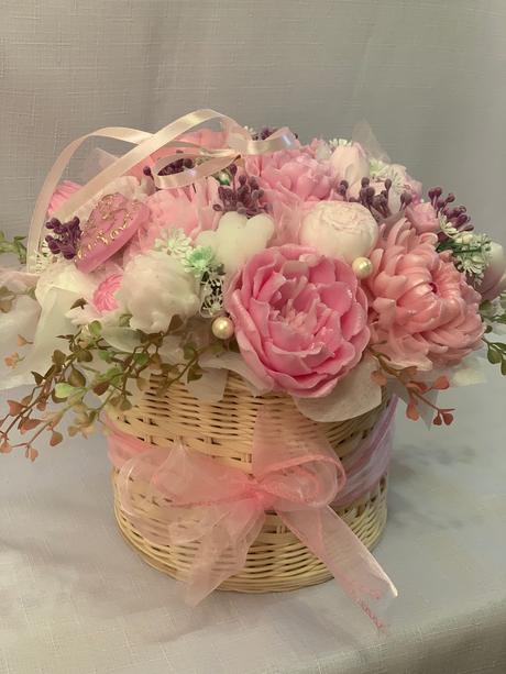 Veľká mydlova kytica v pletenom priborniku, 