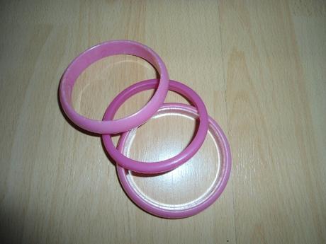 3x plastovy ruzovy naramok, 