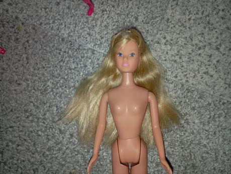 Kozmetický stolík s bábikou, 