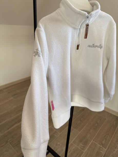 Mikina, authority,104