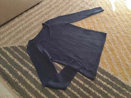 Tmavomodrý svetrik, s