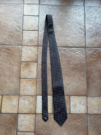 Hneda kravata s kockami,