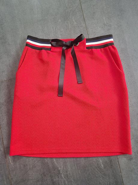 Sukňa s farebným pásom, s