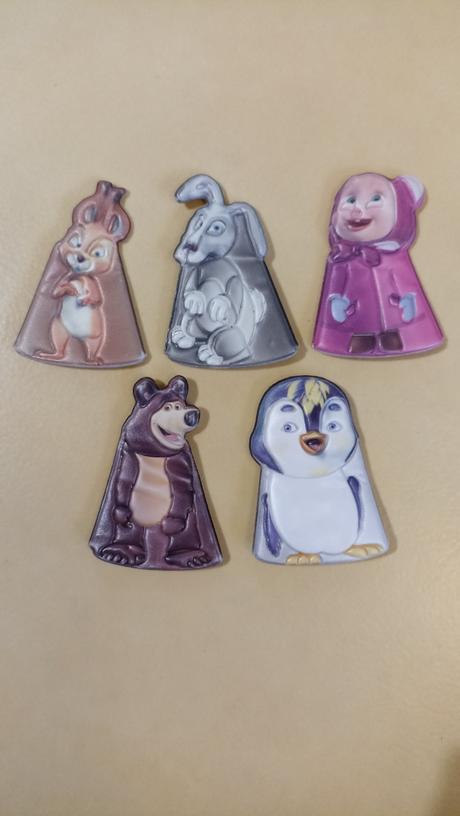 Kinder figúrky máša a medveď,