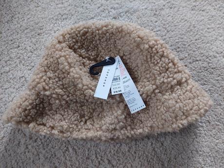 Nové čiapky, šály, šatky, šiltovky, opasky,