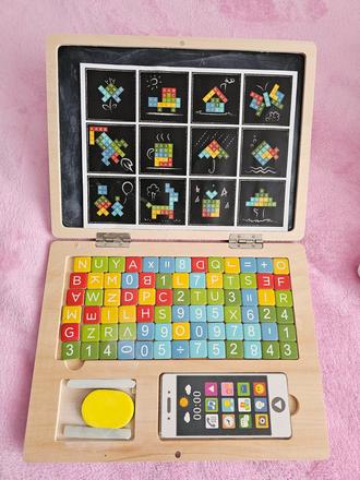 Drevený počítač s tabuľou na písanie,