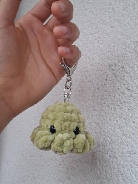 Háčkovaná mini chobotnička  - prívesok, 