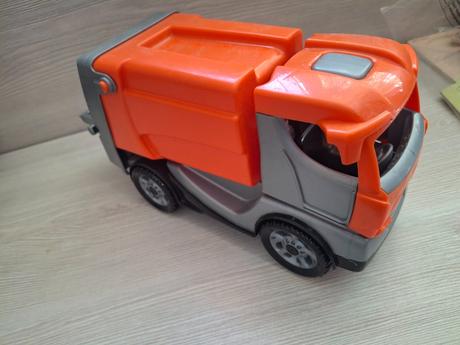 Oranžové smetiarske auto,