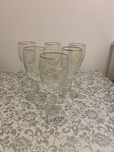 6 kusov pohárov na víno, 