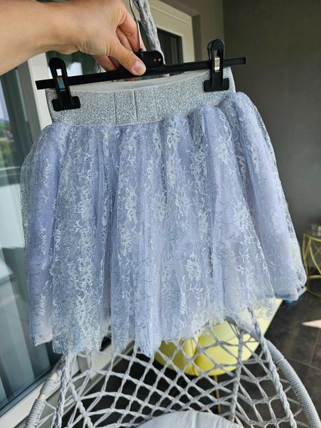 Strieborná tylová sukňa, 110