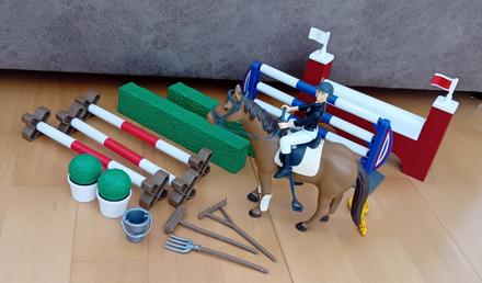 Kôň s jazdkyňou a parkúrové prekážky schleich,