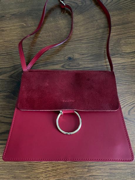 Červená kožená kabelka, 