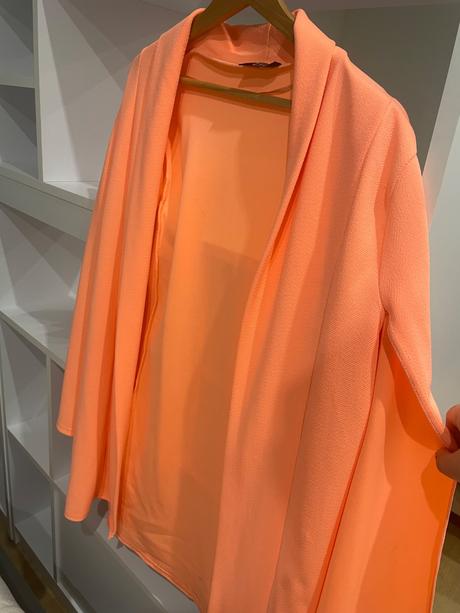 Sako s vyrezom na rakavoch, 