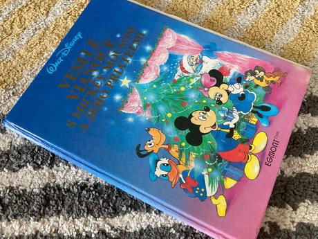 Veselé vianoce s mickey mousom a jeho priateľmi,
