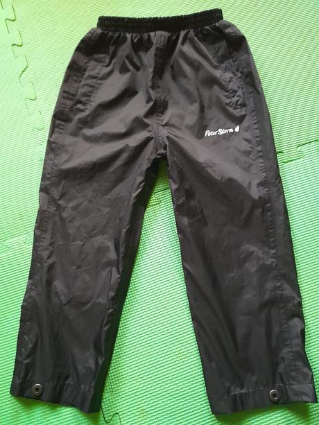 Nohavice do dažďa, 104