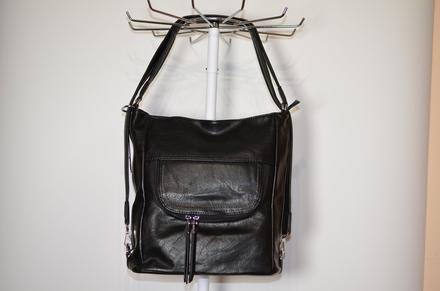 Čierna kabelka-kabelkoruksak, 