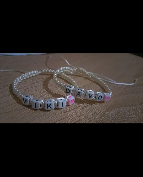 Ručné robené náramky a kľúčenky, 