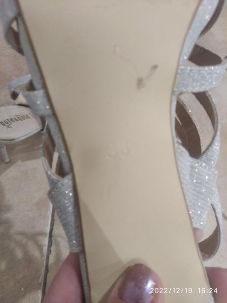 Trblietave luxusne talianske sandále, 38