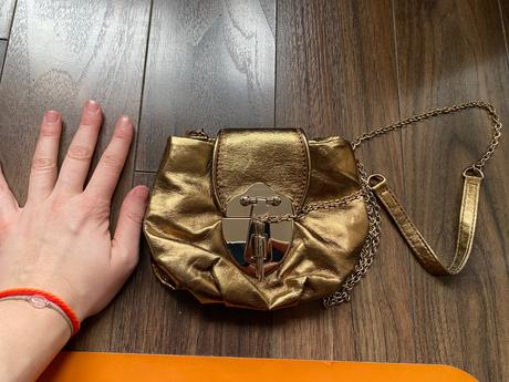 Kabelka parfois malá zlatá,