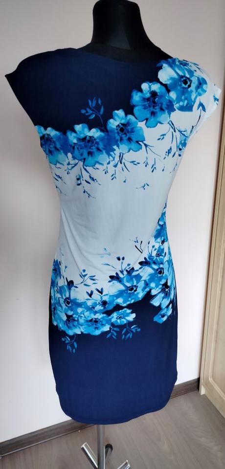 Modré šaty s kvetmi, 38